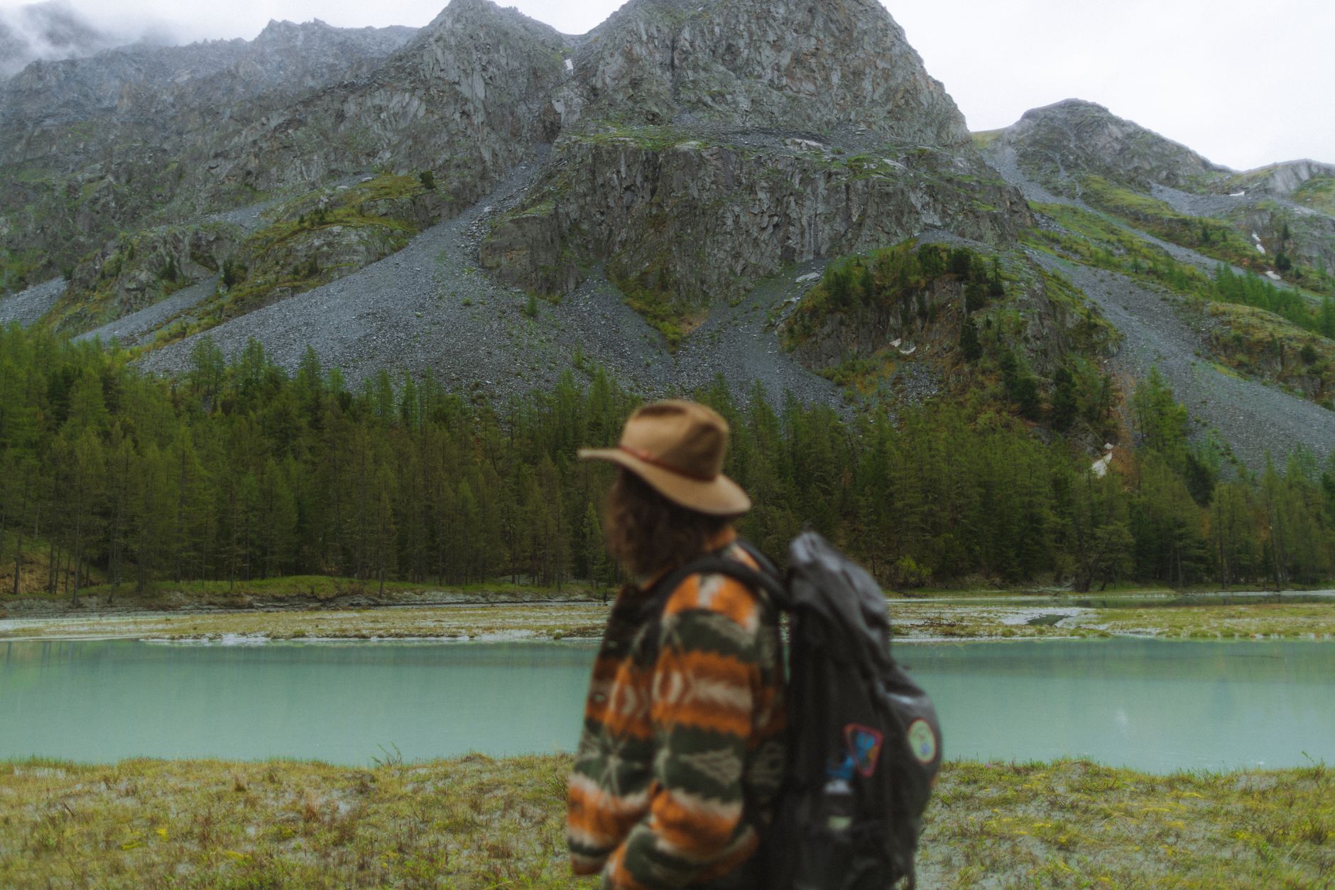 Ranger vêtements techniques et vestes pour voyager léger